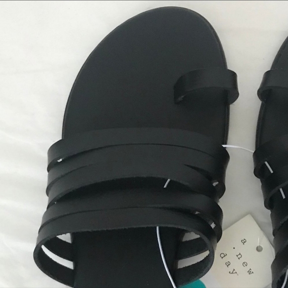 A New Day Black Toe Ring Sandals - Picture 4 of 11